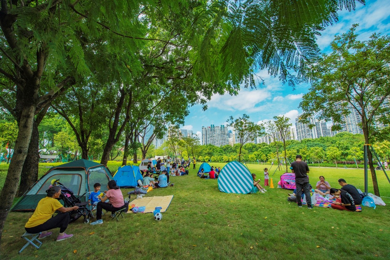 珠江公园内，居民们正露营休憩。受访者供图